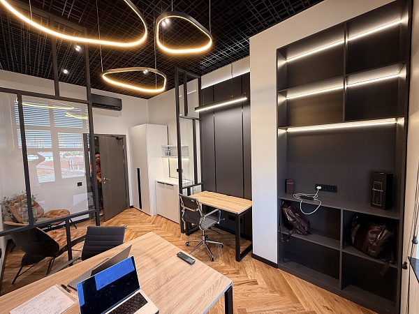 Офис с новым ремонтом и мебелью в Central Yard